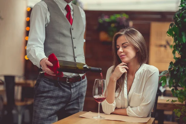 Genç bir garson kızla