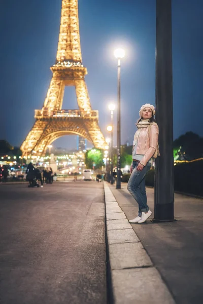 Junges Mädchen am Eiffelturm — Stockfoto
