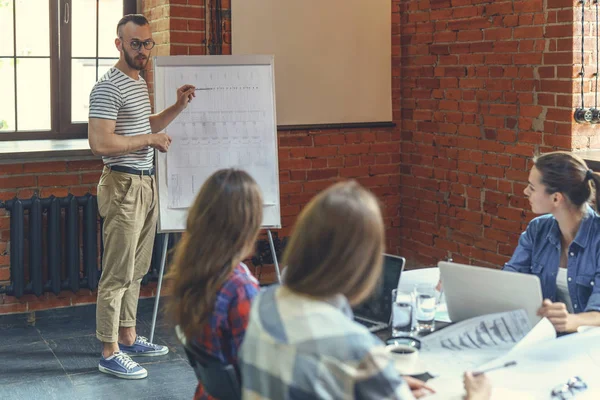 Jugendliche Bei Präsentation Dachgeschoss — Stockfoto