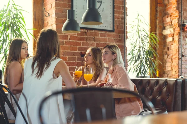 Mujer joven en un café — Foto de Stock