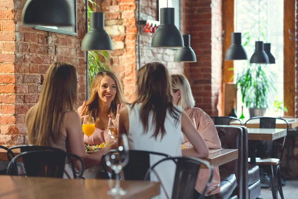 Donne parlanti in un caffè — Foto Stock