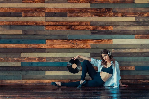 Jeune fille avec un disque de gramophone — Photo