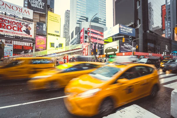 Жовті таксі на вулиці — стокове фото