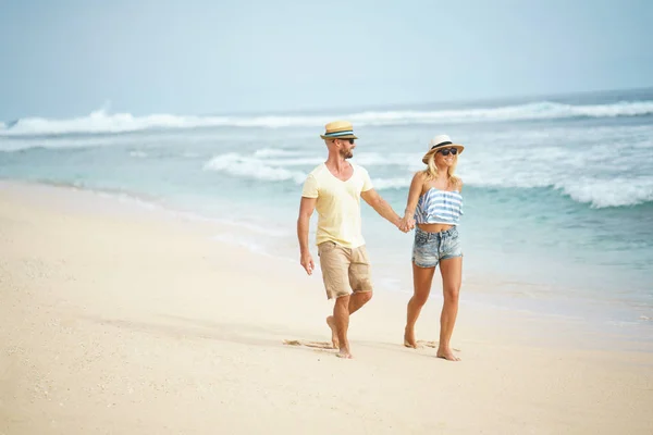 Couple heureux à l'extérieur — Photo