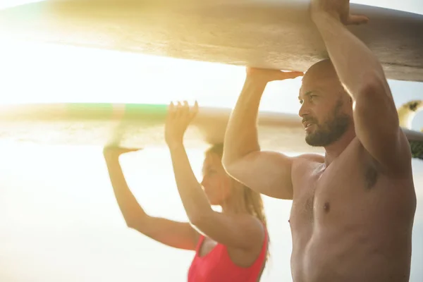 Jeunes surfeurs en plein air — Photo