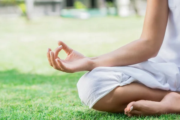 Yoga på en gräsmatta — Stockfoto