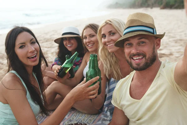 Jovens amigos fazendo selfie — Fotografia de Stock