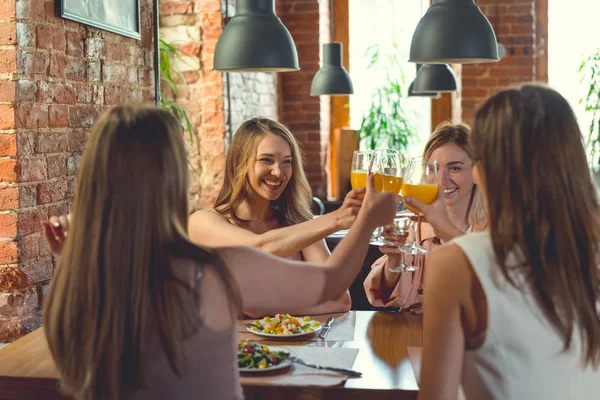 Chicas atractivas en la reunión — Foto de Stock