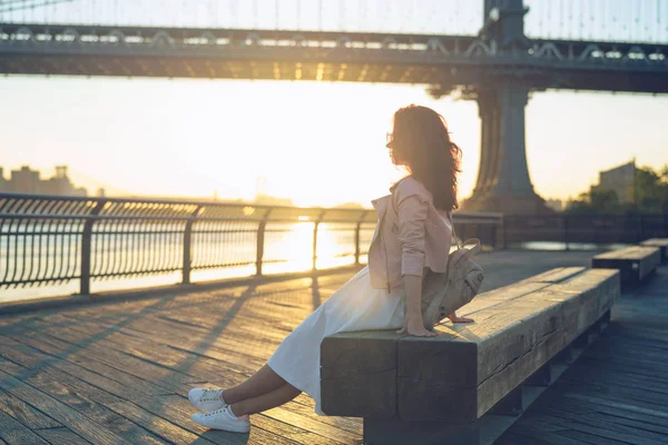 Jeune femme en plein air — Photo