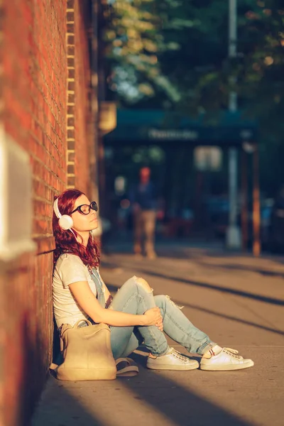 Chica joven con auriculares — Foto de Stock