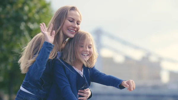 Sonrientes madre e hija — Foto de Stock