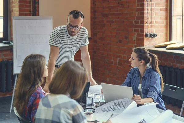 Genç İşadamları toplantısında çatı