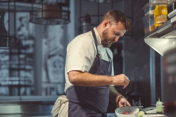 Chef joven cocinando en interiores — Foto de Stock