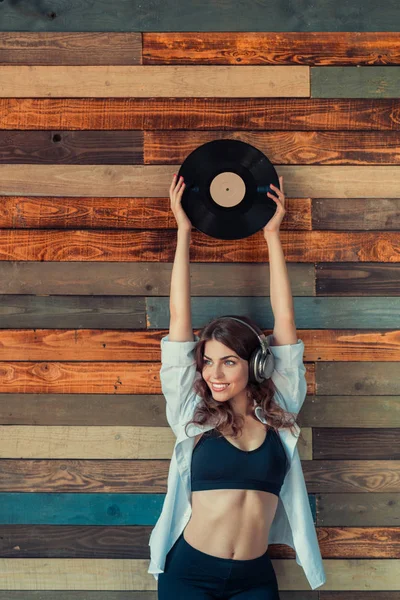 Chica joven con auriculares — Foto de Stock