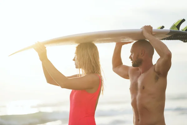 Jeune couple avec planche de surf à l'extérieur — Photo