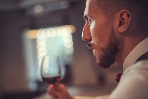 Mladý muž se sklenkou vína — Stock fotografie