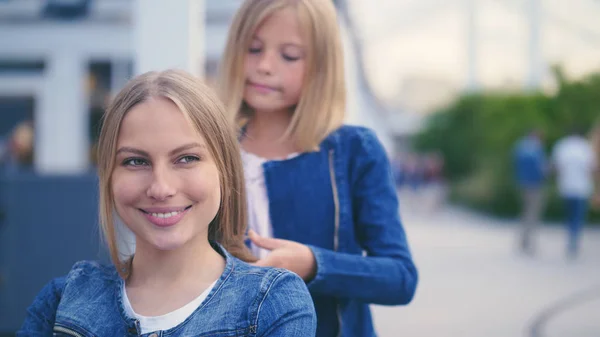 Menina fazendo o cabelo de sua mãe — Fotografia de Stock