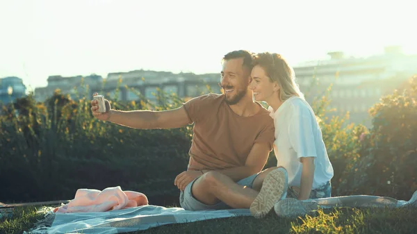 Jeune couple faisant selfie — Photo