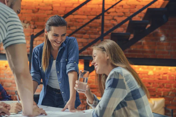 Çalışan genç gülümseyen insanlar