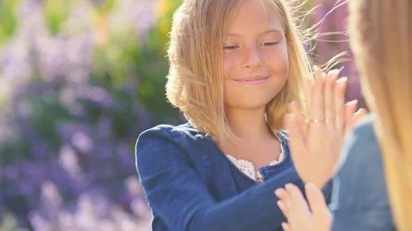 Mãe e menina feliz — Fotografia de Stock