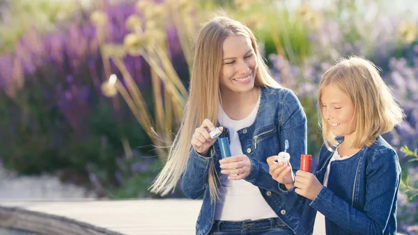 Gelukkig moeder en dochter — Stockfoto