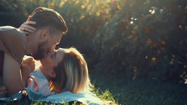 Beijar jovem casal ao ar livre — Fotografia de Stock