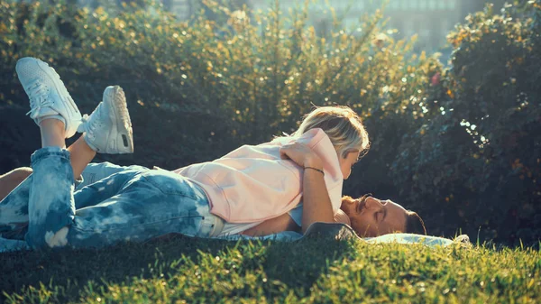 mutlu genç bir çift açık havada