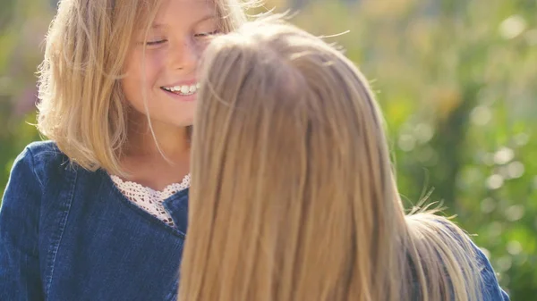 Famille souriante dans le parc — Photo