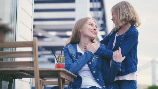 Giovane madre e figlia in un caffè — Foto Stock