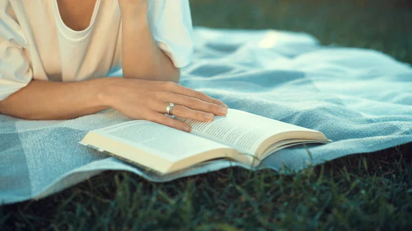 Jong meisje dat een boek leest — Stockfoto