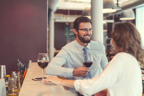 Smililing mensen bij de balie — Stockfoto