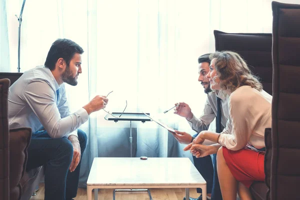 Jovens empresários no local de trabalho — Fotografia de Stock