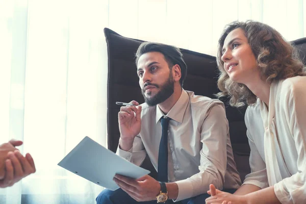 Werkende mensen uit het bedrijfsleven tijdens bijeenkomst — Stockfoto