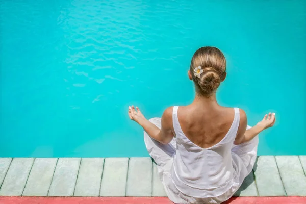 Yoga à beira da piscina Fotografias De Stock Royalty-Free