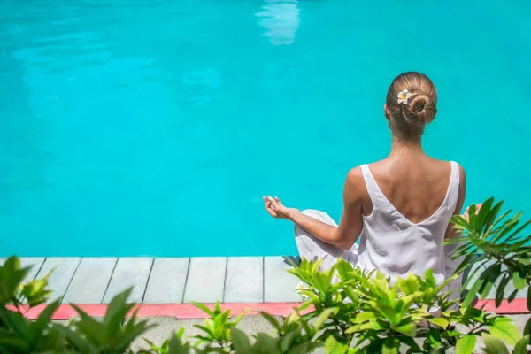 Yoga junto a la piscina Fotos de stock libres de derechos