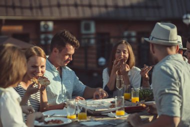 Çatıda bir partide gençler
