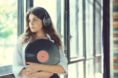 Genç kadın listeting müzik güzel