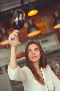 Genç sommelier şarap bir restoranda tatmak