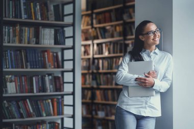 Mutlu genç öğrenci Kitaplığı'nda