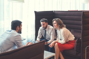 Genç iş adamları coworking toplantıda