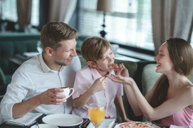 Genç aile bir restoranda yemek