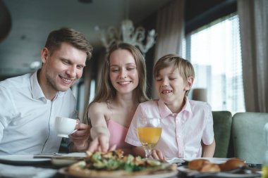 Mutlu aile çocuk ile bir restoranda yemek