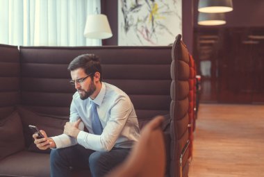 İş yeri telefon ile genç işadamı