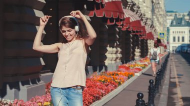 Genç kadın sokakta dans