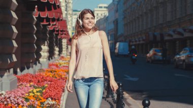 Müzik kulaklık sokakta gülümseyen genç kız dinle