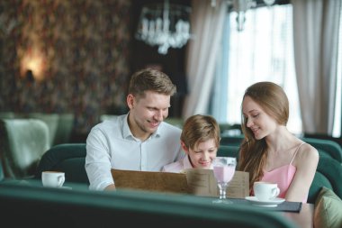 Gülümseyen aile ile bir restoranda yemek listesi