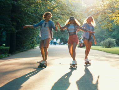 Yaz parkta genç aktif kaykaycılar