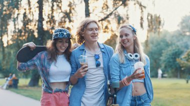 Kaykaycılar yaz parkta gülümseyen genç