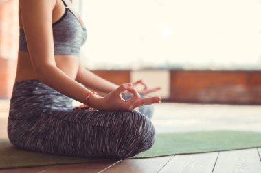 Çatı katında bir lotus genç kız