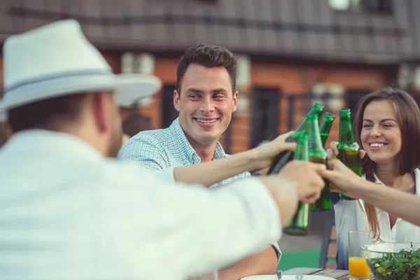 Jovens Com Cerveja Uma Festa — Fotografia de Stock